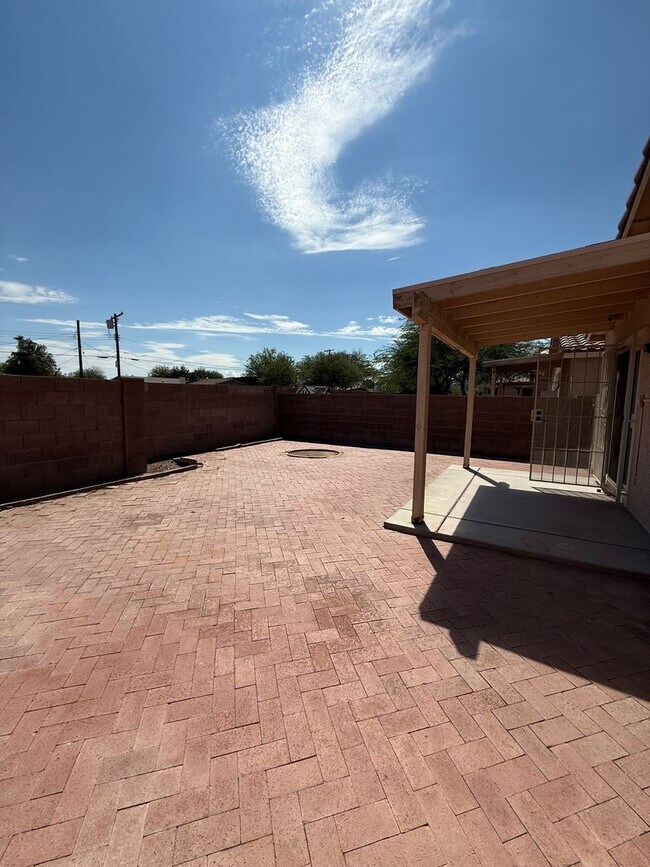 Building Photo - NEW CARPET! 3 Bed / 2 Bath Single Family H...