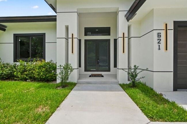 Building Photo - 621 NW 42nd Ave