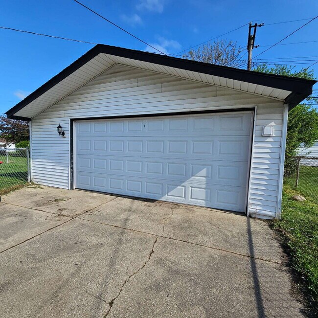 Building Photo - Updated 2 Bedroom Ranch with Open Living Room that Flows Through Kitchen, Dining Area to Great Ro...