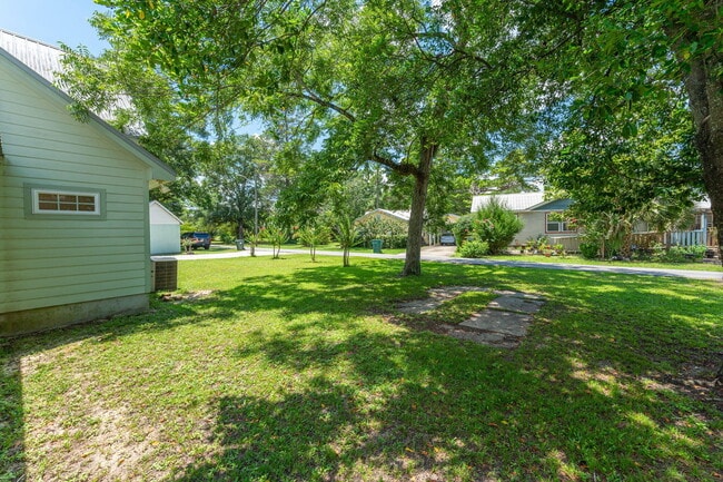 Building Photo - 322 Crescent Dr