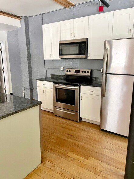 Building Photo - 548 Roosevelt Ave