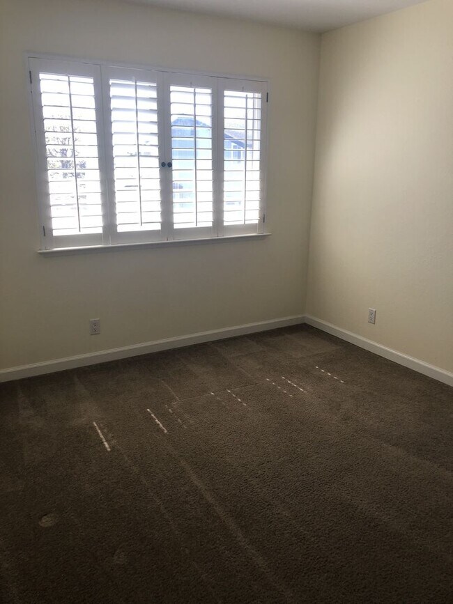 Building Photo - Coastal Living in Sought-After Twin Lakes ...