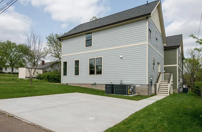 Building Photo - 3 Bed/2.5 Bath-Modern Home-Minutes from Downtown