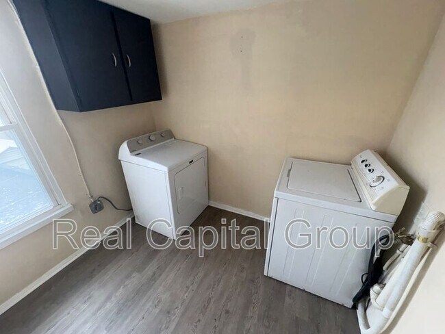 Building Photo - 137 Main St