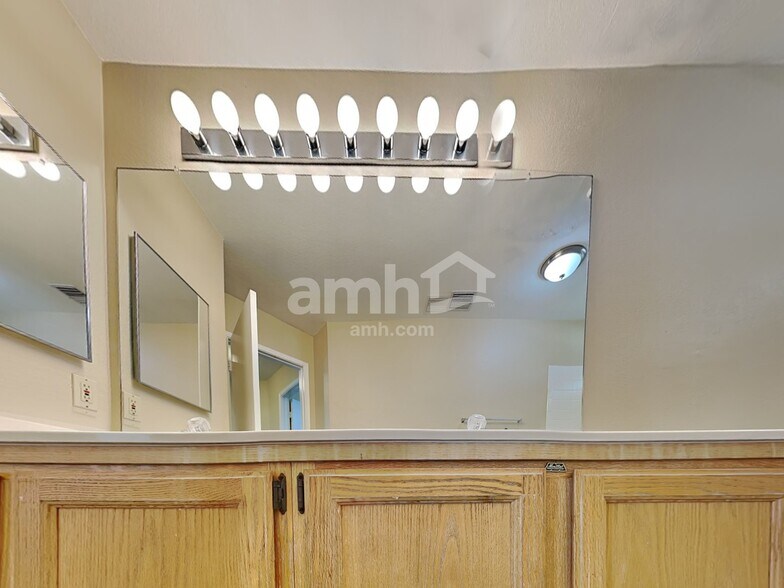 Building Photo - 9915 E Paseo Juan Tabo