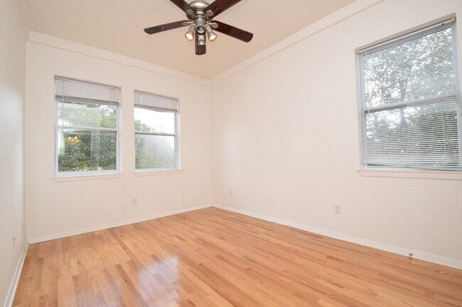 Building Photo - 2102 Greenwood Ave