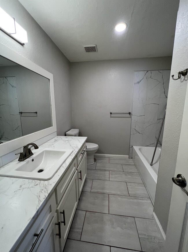 Building Photo - 2241 Donna Dr