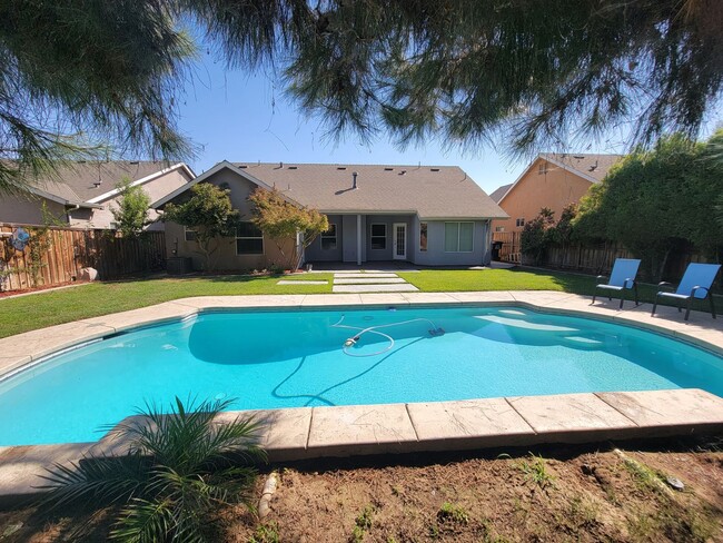 Building Photo - 5038 W Lark Ave