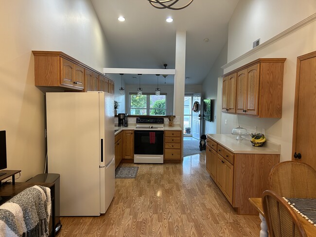 Building Photo - 6118 Seven Springs Dr