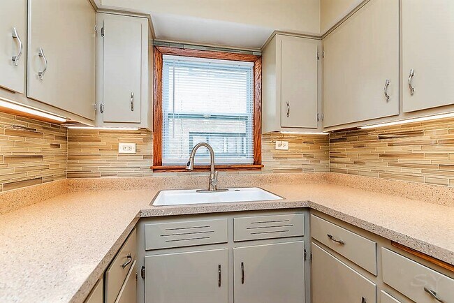 Building Photo - 5752 W Park Ave