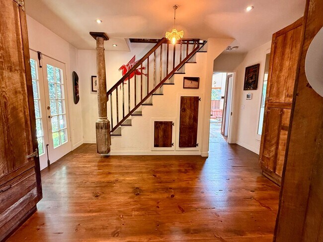 Building Photo - Furnished 1940s Beachwood Canyon Retreat with Treetop Deck + Creative Loft!