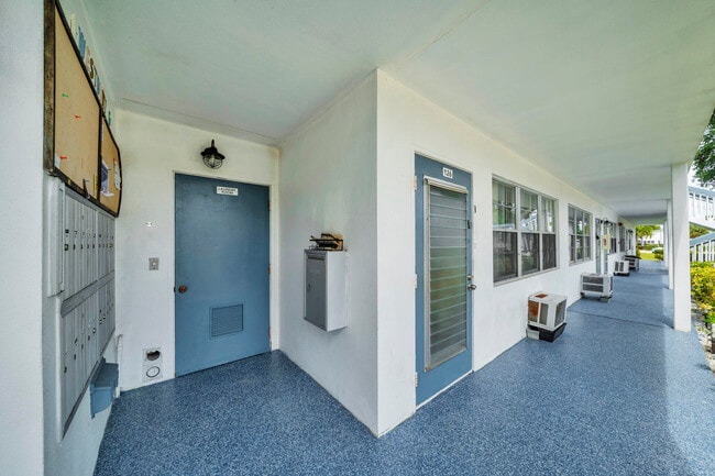 Building Photo - 127 Westbury E
