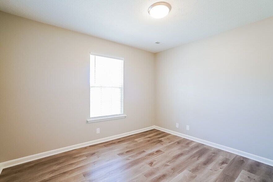 Building Photo - 705 Tot Dr