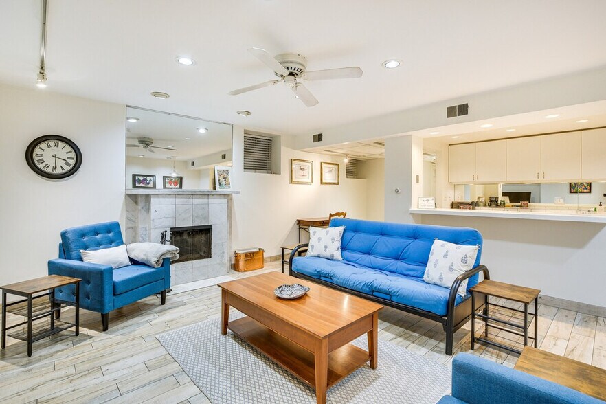 Primary Photo - 2238 N Geneva Terrace