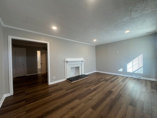 Building Photo - **MOVE-IN Special $500 off the 1st full month's rent with lease signed by 12/10/25**
