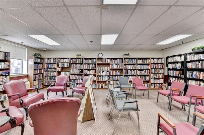 Building Photo - 300 Johnson Ferry Rd