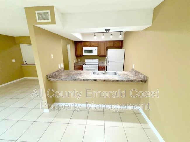 Building Photo - 875 Fairview Dr