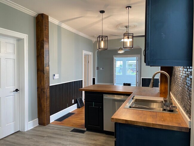 Building Photo - 37 Wyoming St E