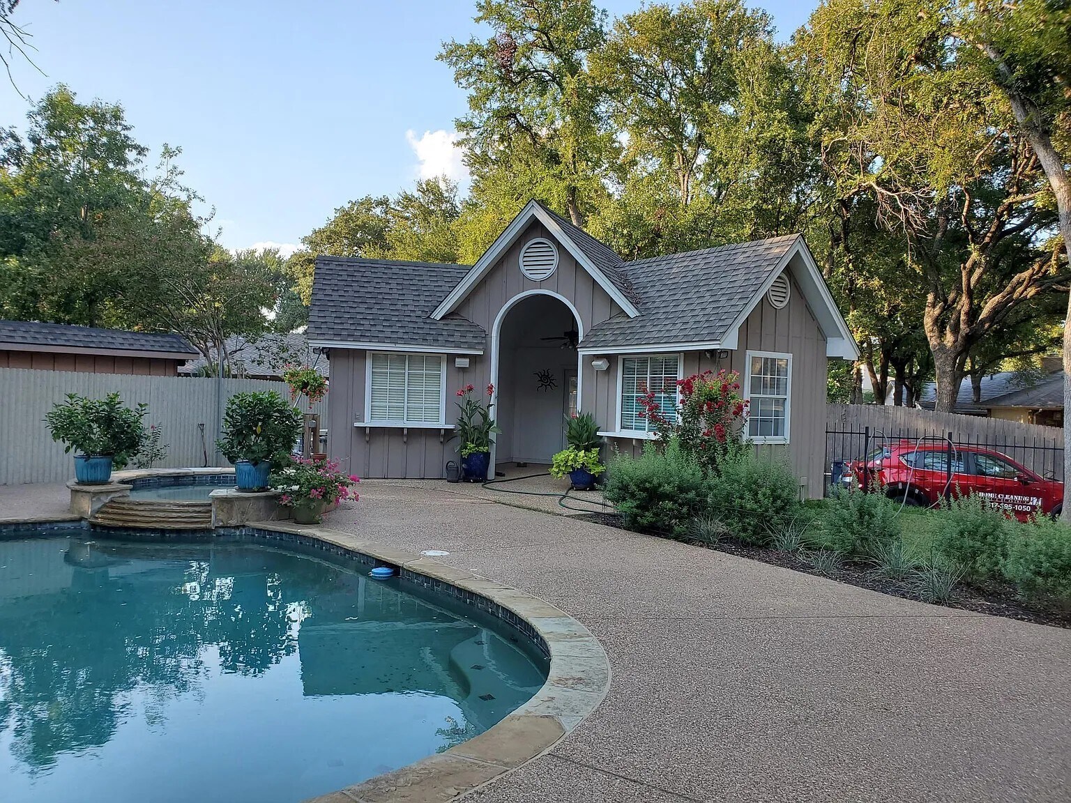 Pool House - 504 Oak Hollow Ln