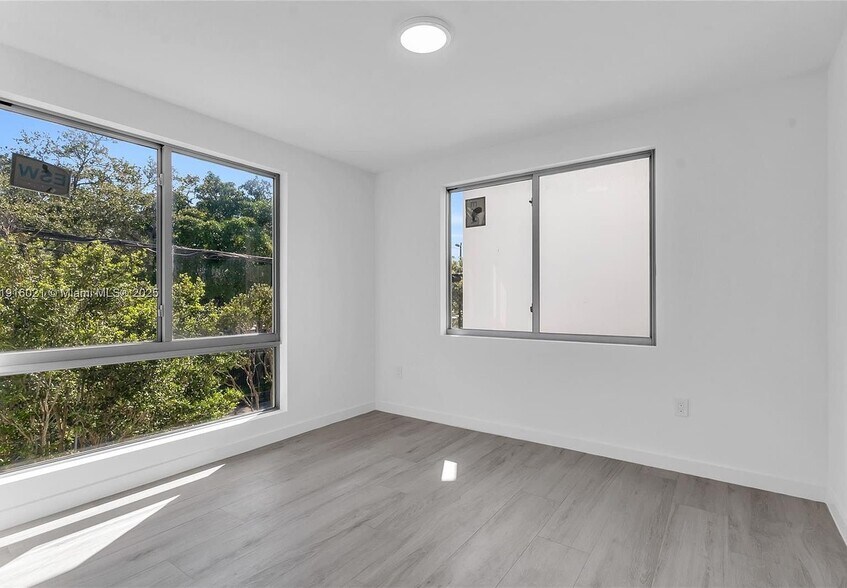 Building Photo - 3204 Plaza St