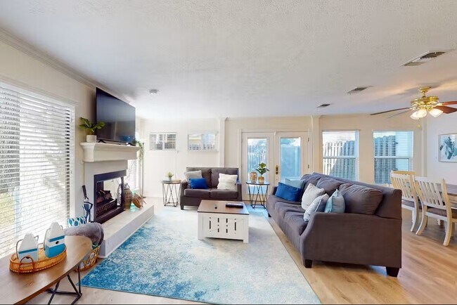 Building Photo - 3935 Knollcrest Dr
