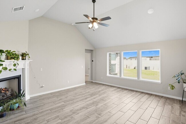 Building Photo - Like new, Move in Ready.