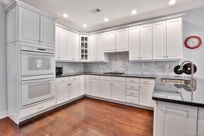 Building Photo - 8 Caruso Pl