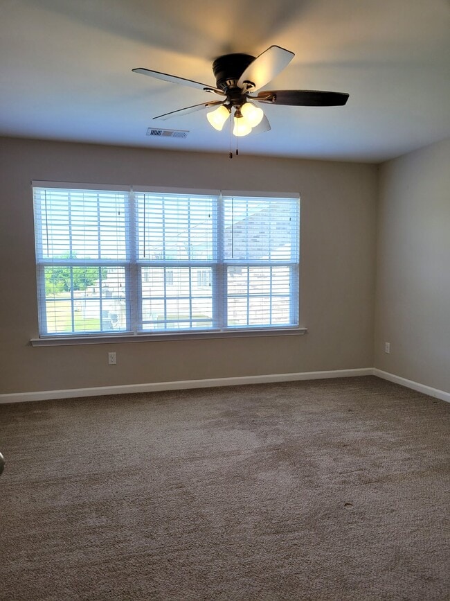 Building Photo - Highly desirable end unit in sought after Cobblestone in Goodlettsville!