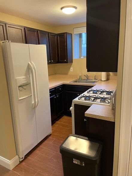 Kitchen - 69 Parkwood Ave