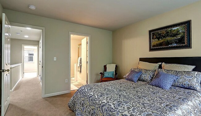 Building Photo - Gorgeous Townhouse in the Heart of Kirkland W/ Community Fitness Center & Hot Tub!