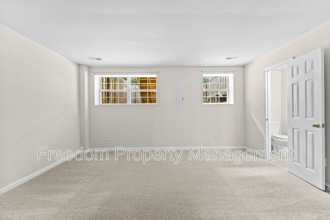 Building Photo - 8644 Sanderling Dr