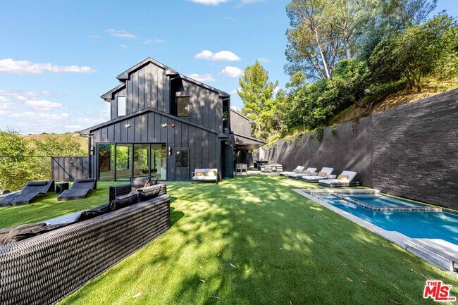 Building Photo - 3140 Coldwater Canyon Ave