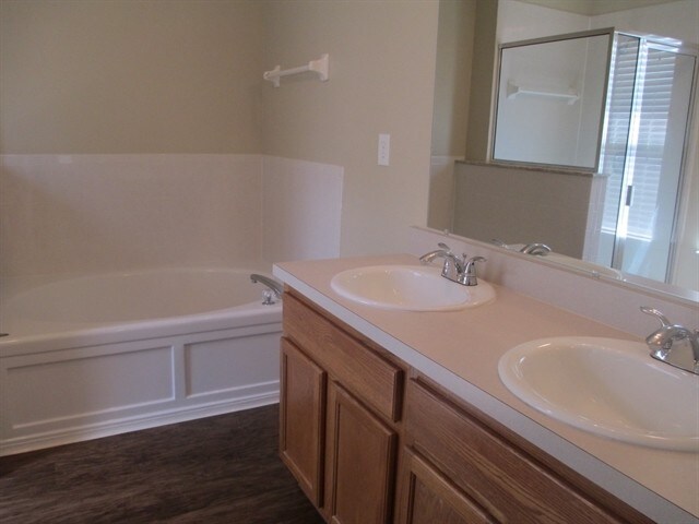 Building Photo - 14428 Woodfield Cir N