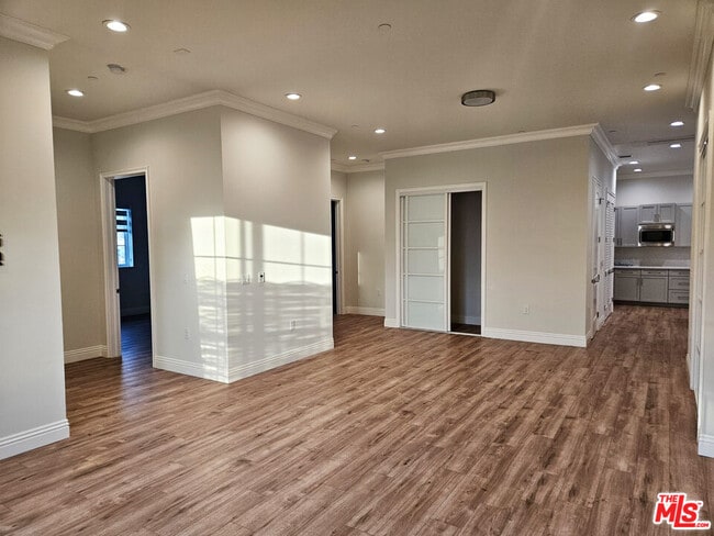 Building Photo - 944 S Serrano Ave