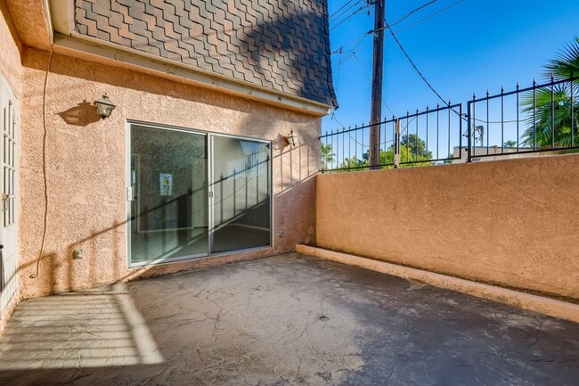 Building Photo - Immaculate 2 bedroom condo with all the ap...