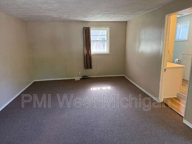 Building Photo - 538 Spencer St NE