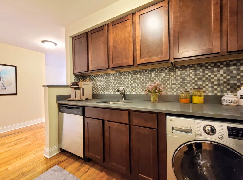 Building Photo - 555 W Arlington Pl