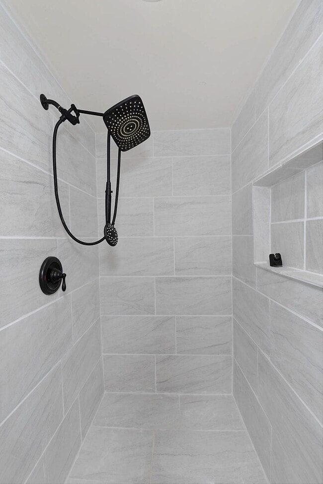 Building Photo - Stunning Renovated 4-Bedroom Home in Lakebottom with Screened Porch & Prime Location Near Fort Mo...