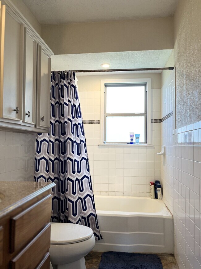 Building Photo - Spacious 4-Bedroom Home Available for Fall 2026 Pre-Lease