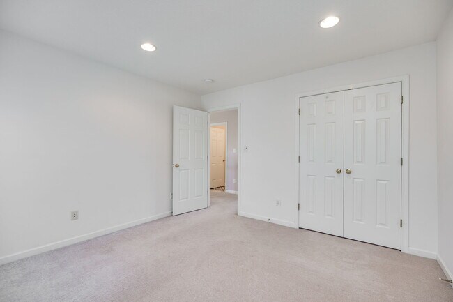 Building Photo - 2233 Oakbrook Blvd