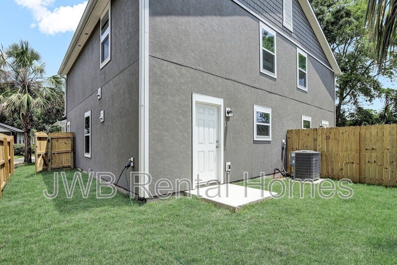 Building Photo - 2134 Clemente Dr