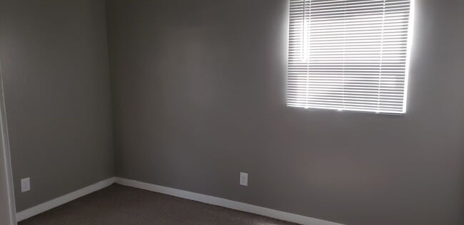 Building Photo - 3 Bedroom 1 bath