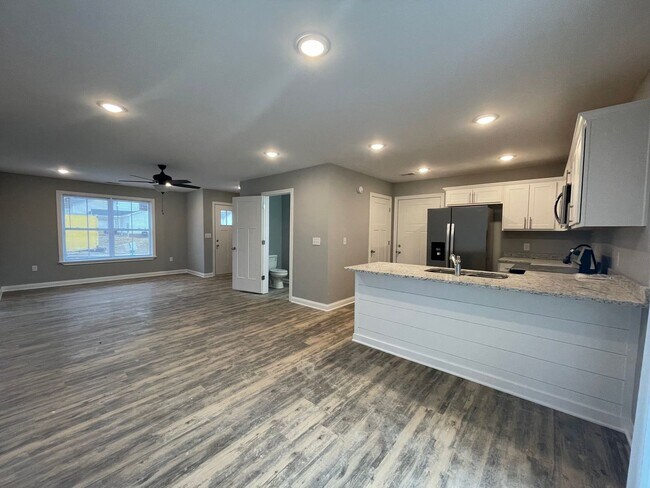 Building Photo - 107/105 Tucker Ln