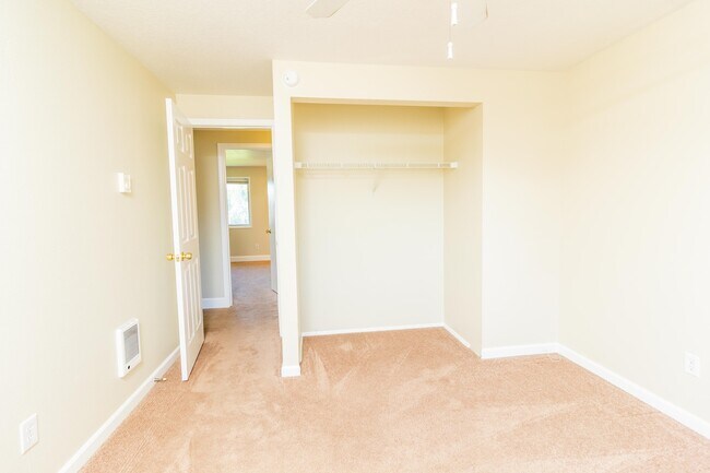 Building Photo - 3 bedroom 2 Bath Single Level on Large Lot