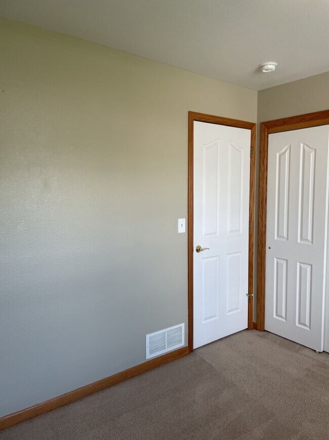 Building Photo - 4 Bed 2.5 Bath Home in Windsor