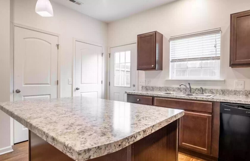 Building Photo - 274 Trunk St NE