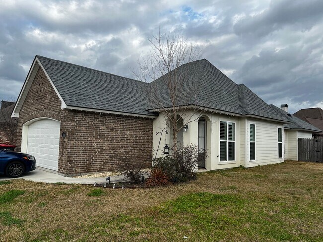 Building Photo - 3 Bedroom, 2 Bathroom, Brick Home , Garage , fenced yard