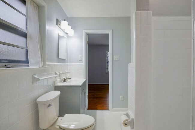 Building Photo - ?969 Oak Grove Road West Homewood!