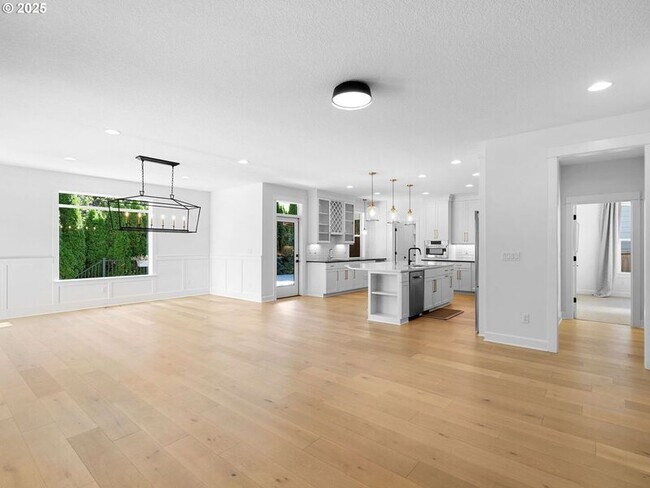 Building Photo - 9010 SW Inez St