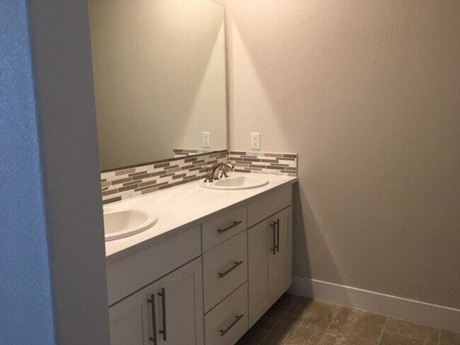 Building Photo - Heirloom Townhome